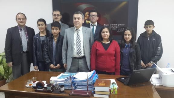 Ortaköy Cumhuriyet Ortaokulu öğrenci ve öğretmenleri çıkarttıkları dergilerinin tanıtımı için Okul Müdürü Nuri Kavlak ile beraber  İlçe Milli Eğitim Müdürümüz Murat Yiğit’i ziyaret ettiler.